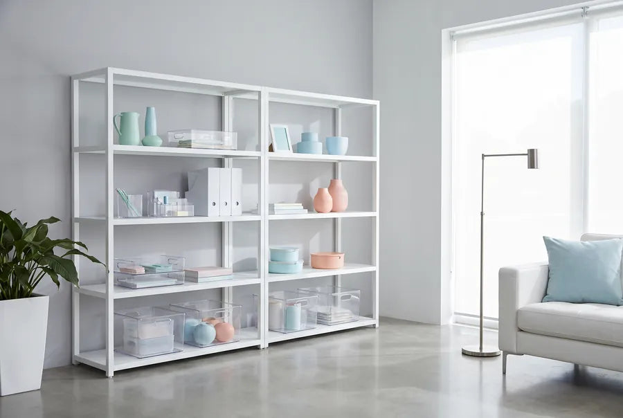 Interior moderno y luminoso con estantería blanca, organizadores transparentes y detalles en tonos pastel